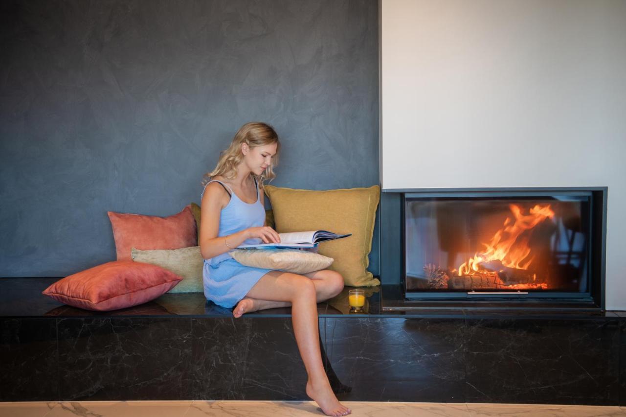 Galaxy Boutique Hotel Lake Tekapo Exterior foto A woman reading a book by a fireplace